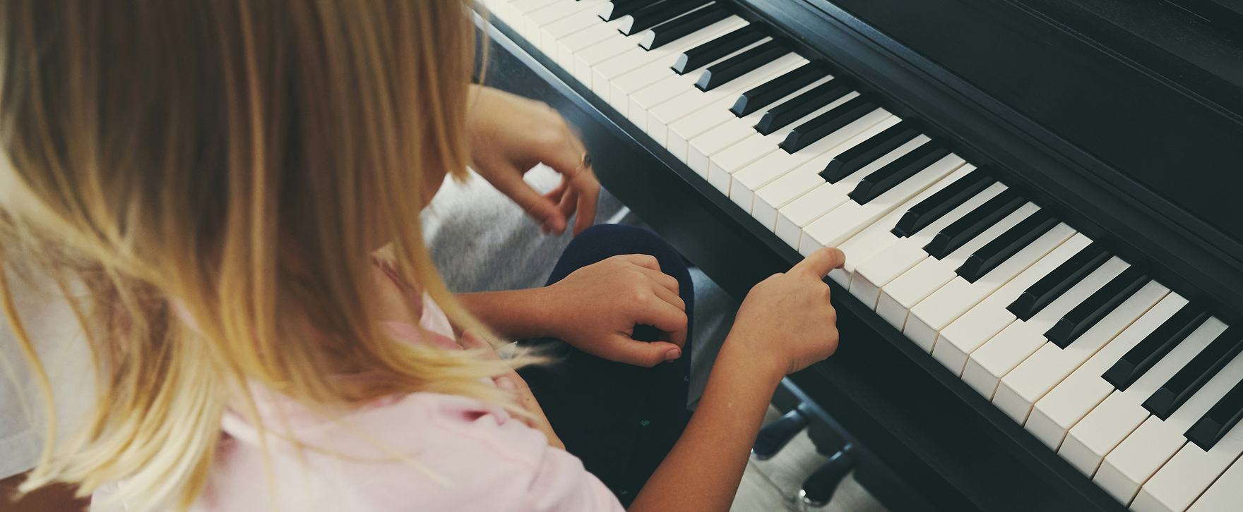 Fille apprend piano